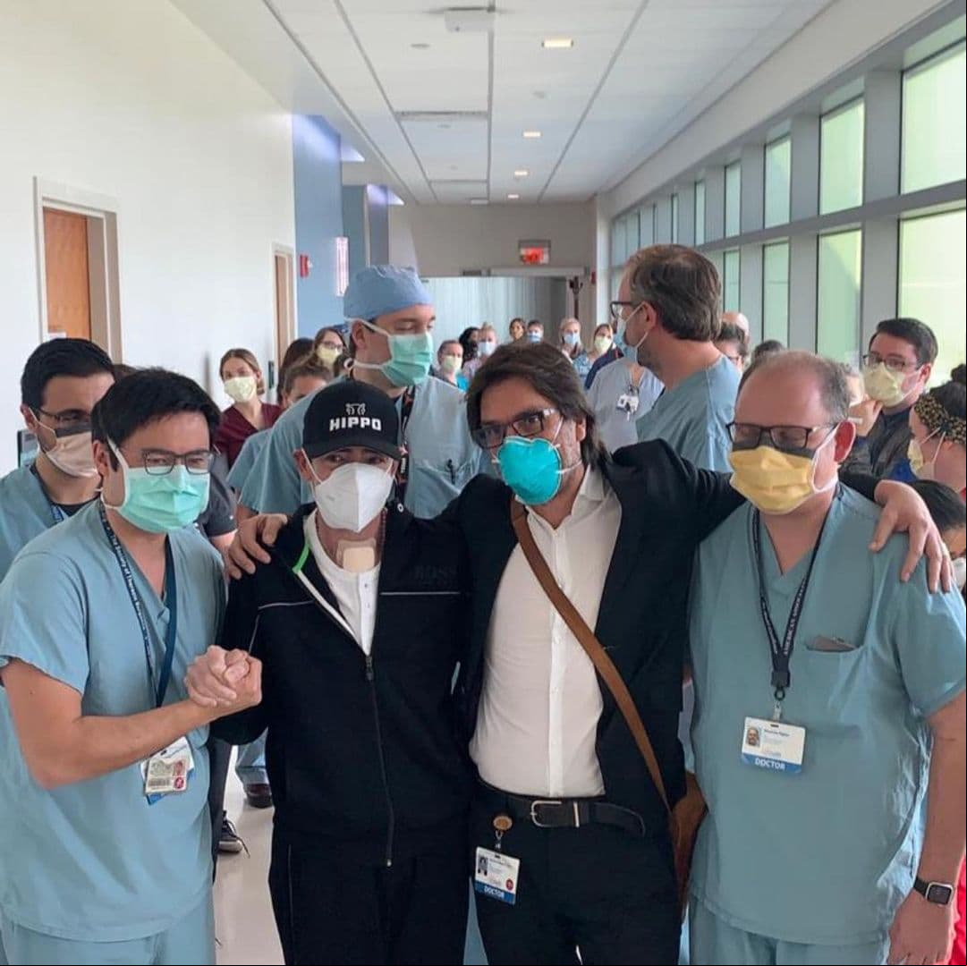 Tras una larga lucha contra el Covid-19 y sus secuelas, Toño Mauri abandonó el hospital el 12 de febrero de 2021, mientras que días después compartió con su público parte de su historia de vida.