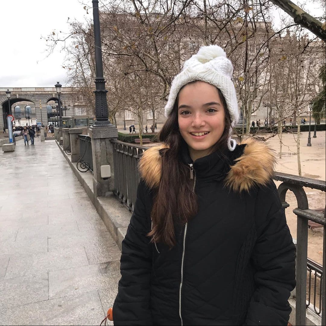 Victoria Viera interpretó a ‘Tania’, la hermana mayor de la familia Barrientos Valencia. La joven cumplió 13 años en abril pasado y ha sido parte del elenco de otras producciones como ‘Sueño de amor’ (2016), ‘La rosa de Guadalupe’ (2017), ‘Hoy voy a cambiar’ (2017) y ‘La jefa del campeón’ (2018).