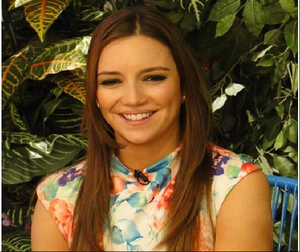 REGINA BLANDON SE CASA