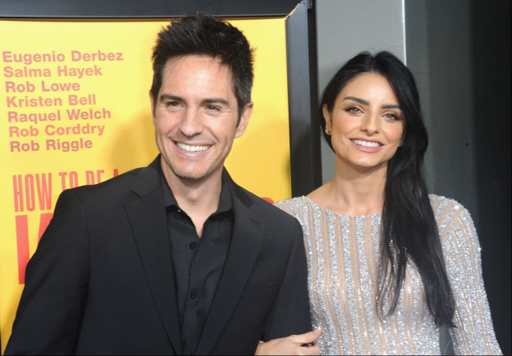 En abril Aislinn Derbez habló por primera vez sobre qué motivó su separación. “Lo amo mucho, y obviamente no esperé que esto nos pasara a nosotros, pero he sido muy abierta con el proceso (…) Nos amamos con todo nuestro corazón, no tienes idea de cuánto nos amamos, es mágico, yo creo que por eso la gente nos sigue (…) El amor de esposa y esposo se transformó a uno de hermanos. Parte de lo que nos ayudó a nosotros es ser completamente responsables cada uno de sí mismo y dejar de culpar al otro. Hay mucho amor; a veces las relaciones cambian y tenemos que lidiar con eso”, sentenció en Instagram.