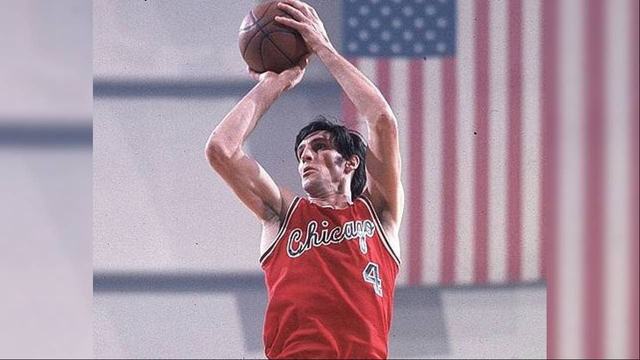 Sloan jugaba de escolta y en 1969 registró 43 puntos en un partido ante Milwaukee, siendo su mejor marca encestando.