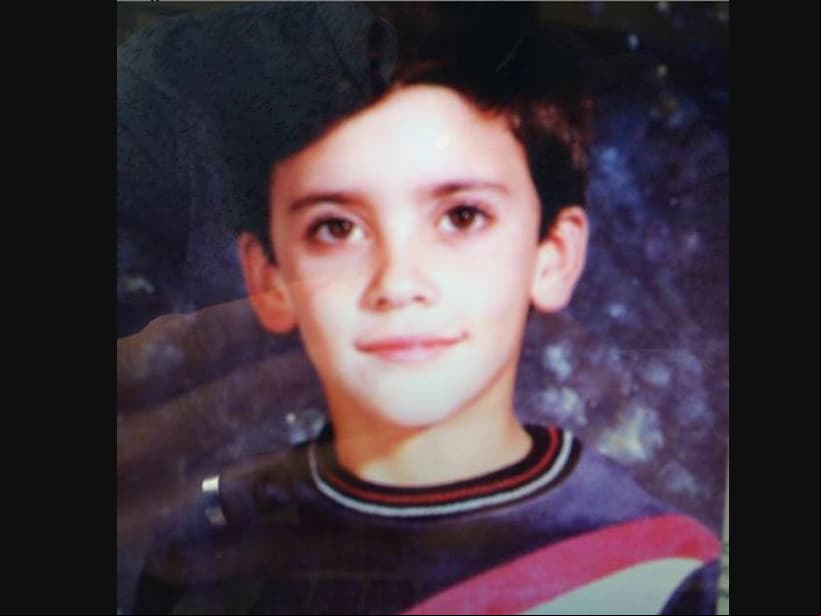 Sin embargo, el intérprete de 'Plutarco' inició en la actuación a los 9 años, donde aparecía incidentalmente en teatro para después, en 1995, con 18 años de edad ingresar al CEA (Centro de Educación Artística de Televisa).