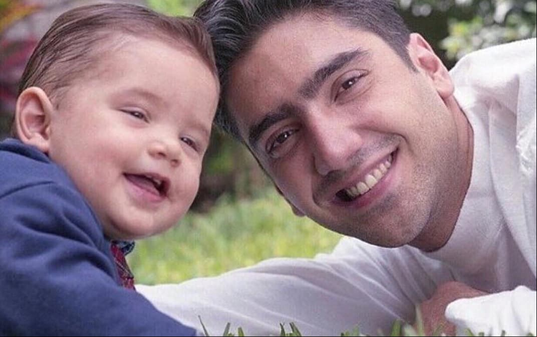 Alex Jr. actualmente luce mucho como su papá cuando era más joven.