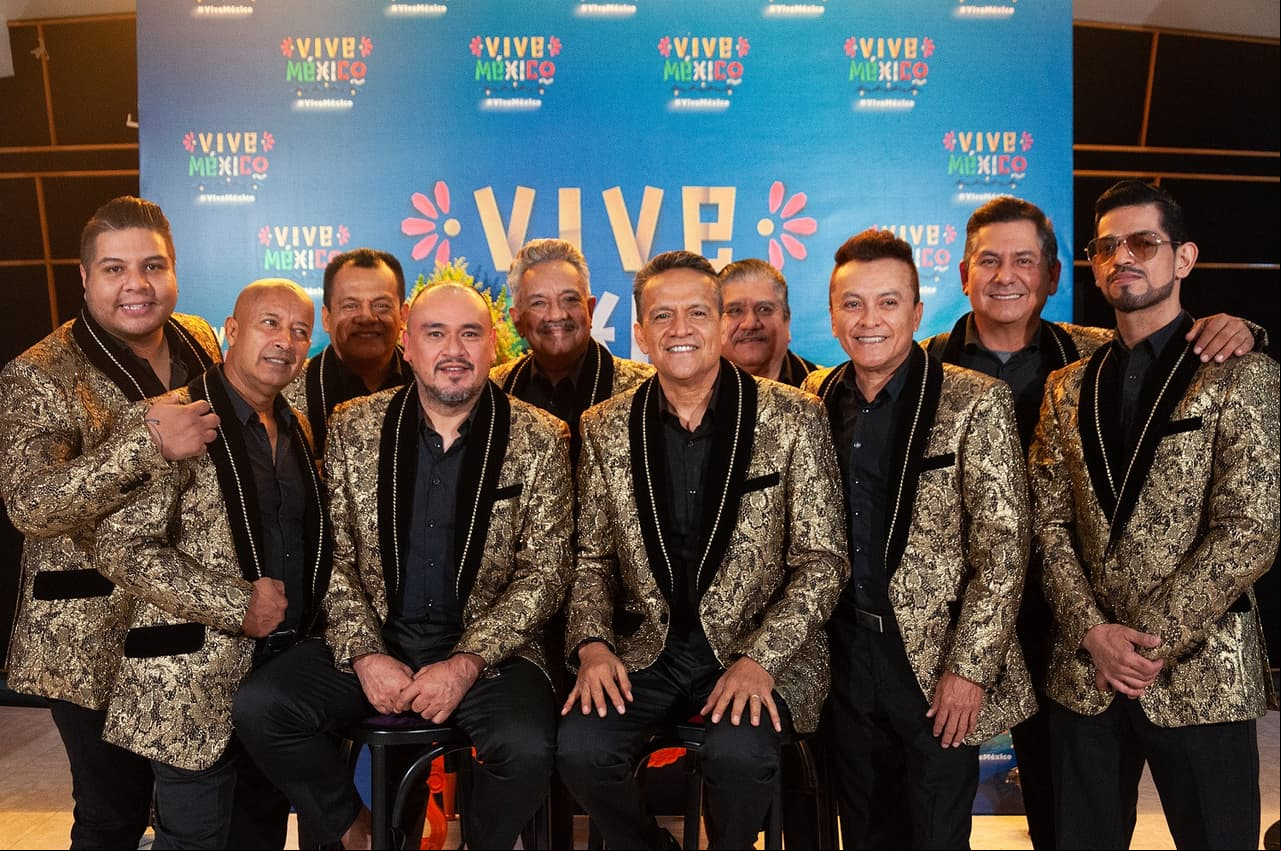Super Lamas visita la capital de nuestro país desde su natal Veracruz para presentarse con su cumbia en el escenario de Vive México. Algunos de sus temas más conocidos son: “Todo lo Encuentro en Ti”, “Yo Quiero Chupar”, “Pero la Recuerdo”, entre otros.