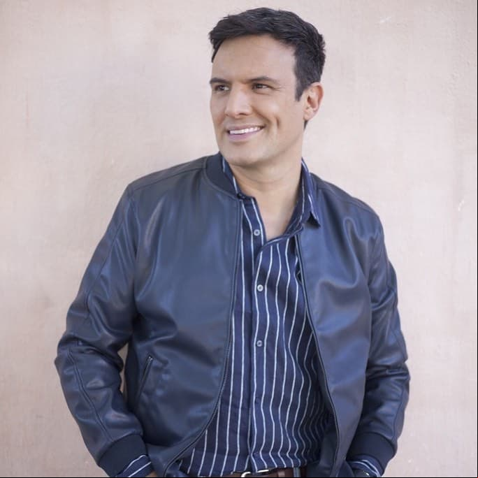 Este es el look que lucirá Alejandro de la Madrid en su gran regreso a Televisa. El actor encarnará a ‘Julio’, un hombre que sabe cómo utilizar sus encantos a su favor.
