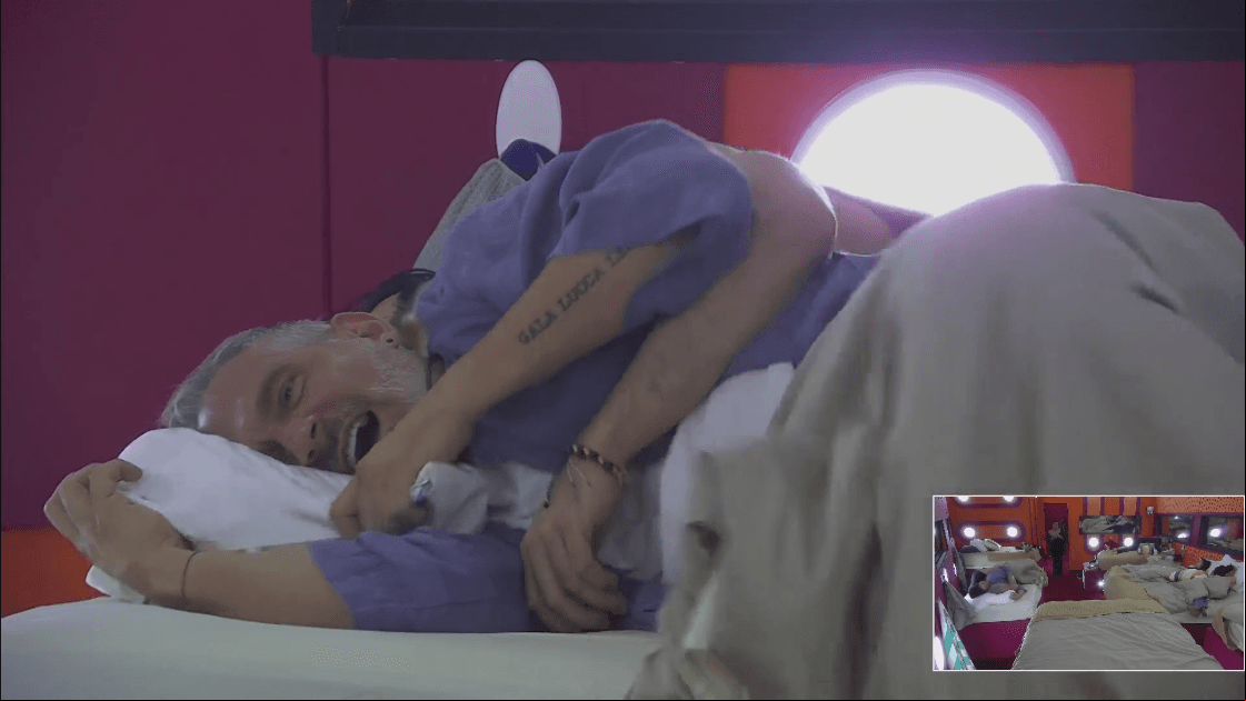 Sian abraza de 'cucharita' a Arath