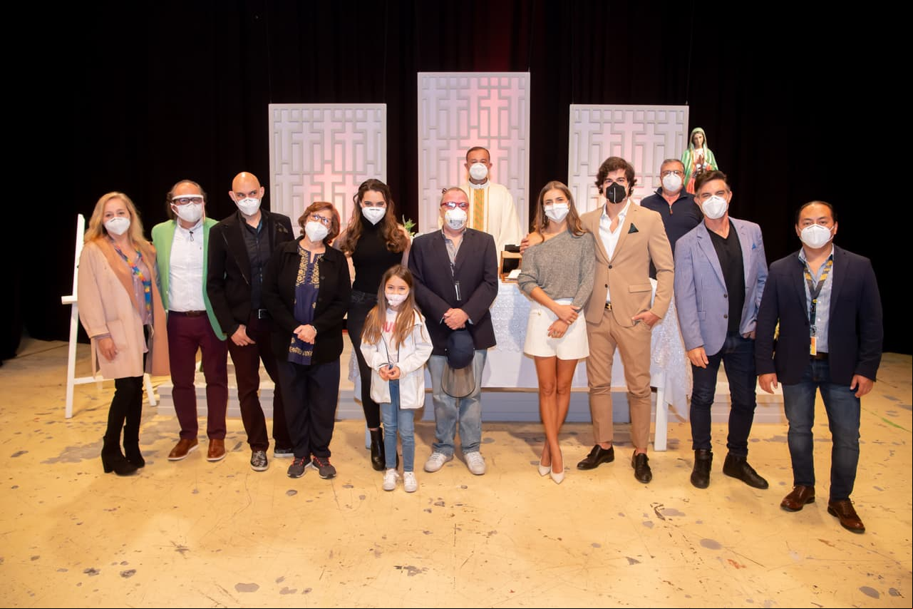 El elenco y el equipo de producción de "Quererlo Todo", la nueva telenovela de Nacho Sada, acudió al claquetazo oficial y a una misa para bendecir el inicio de grabaciones.