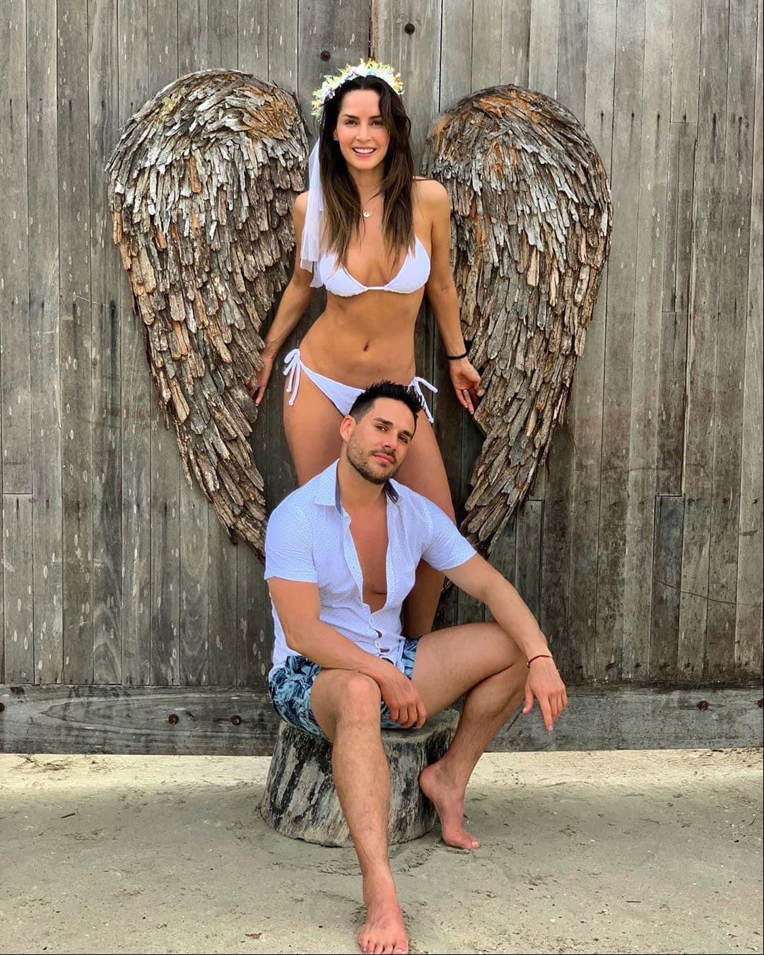 Los intérpretes decidieron compartir los detalles de su boda a través de sus respectivas cuentas de Instagram, además de que la protagonista de ‘Sin senos sí hay paraísos’ publicó un par de clips del festejo en su canal de Youtube, mostrando el momento en el que la maquillan antes de llegar a la ceremonia religiosa.