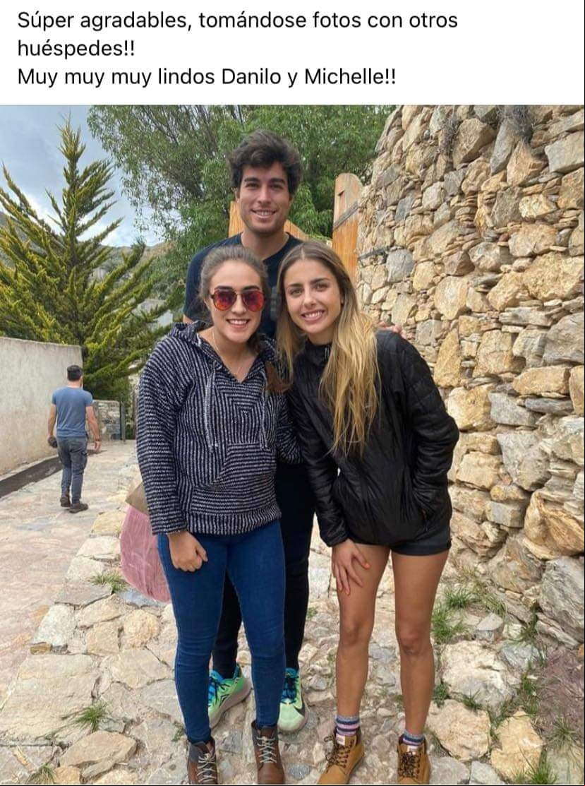 Michelle Renaud y Danilo Carrera posaron muy sonrientes junto a sus fans