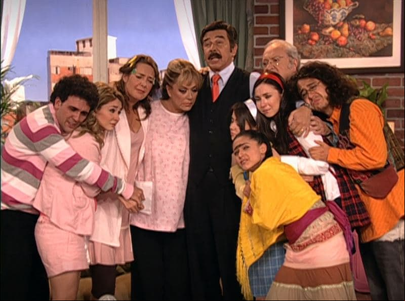'Una Familia de Diez' surge de la idea de la obra 'El casado casa quiere' de Alfonso Paso, que inspiró la puesta en escena del 2001 llamada 'Quiero, pero no puedo'. 
<br>
<br>Esta puesta en escena luego pasó a la Televisión en el 2007 con diferentes nombres de los personajes de teatro y surgieron otros.