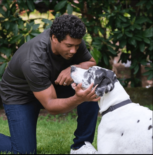 Russell Wilson, quarterback de los Seattle Seahawks es amante de los perros.