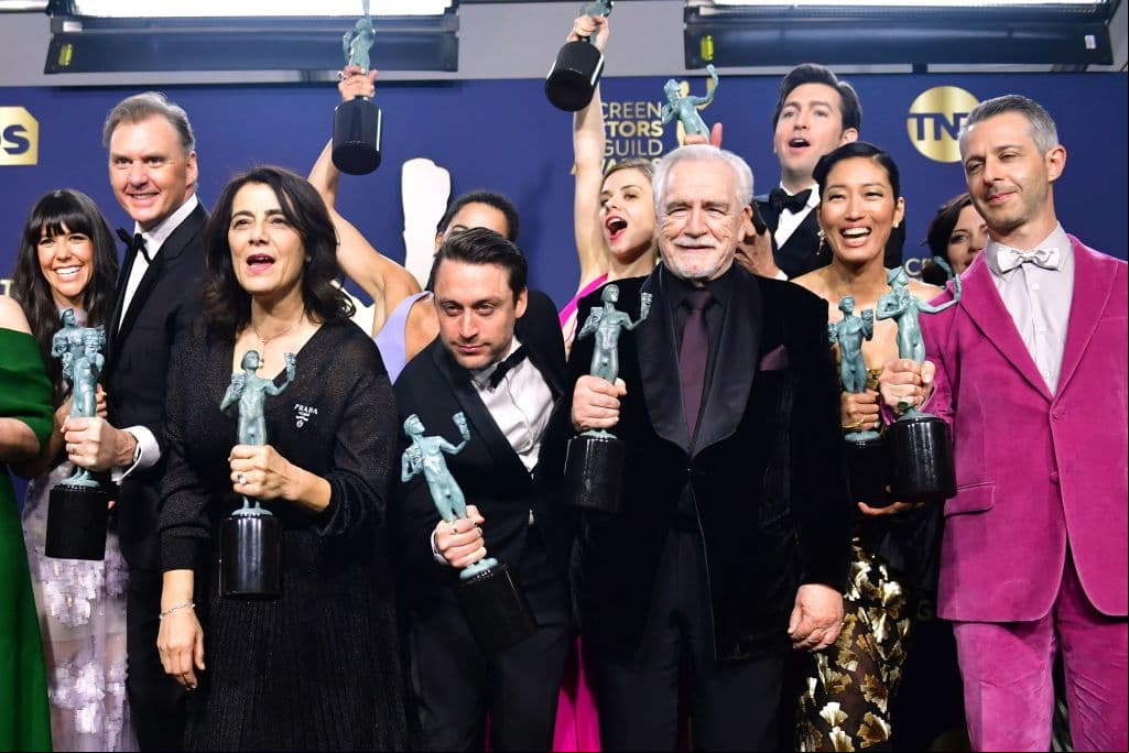 Por el lado de la televisión, “Succession” y “Ted Lasso” ganaron los máximos honores de reparto.