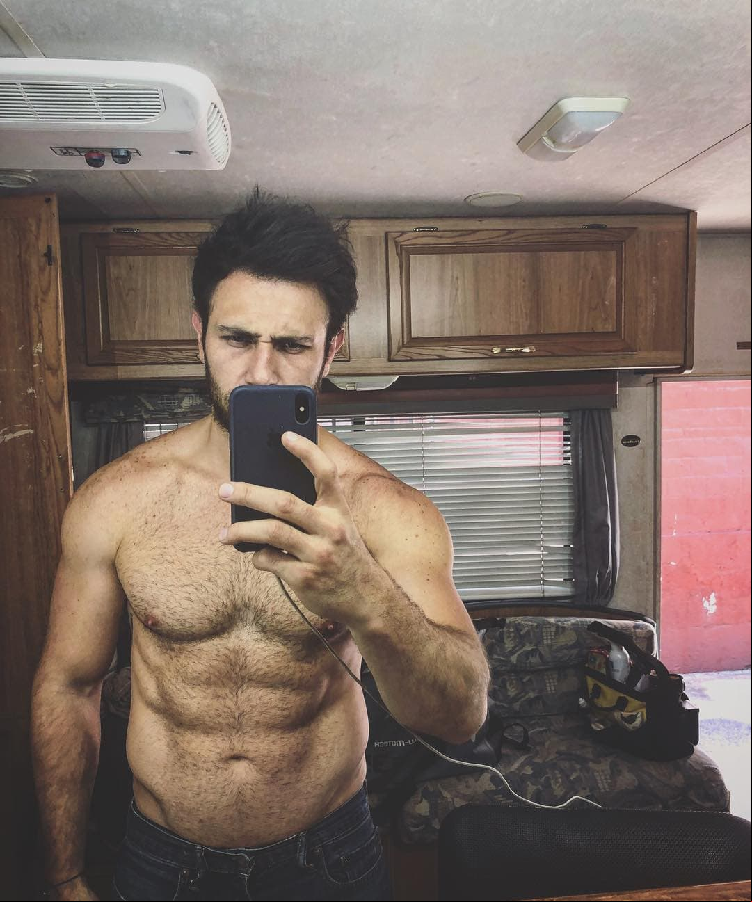 El actor causa revuelo por su atractivo físico