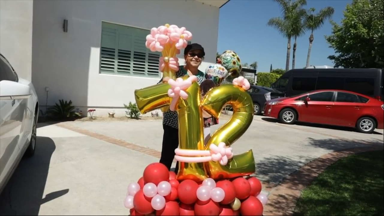 Con una caravana de autos, la abuela de Chiquis se conmueve por su especial festejo de cumpleaños