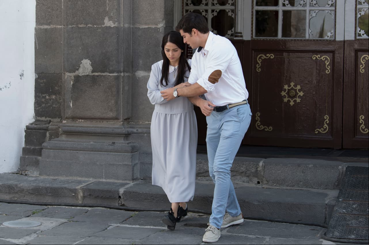 Afortunadamente, Sebastián logró bajar con Juana Inés a salvo...