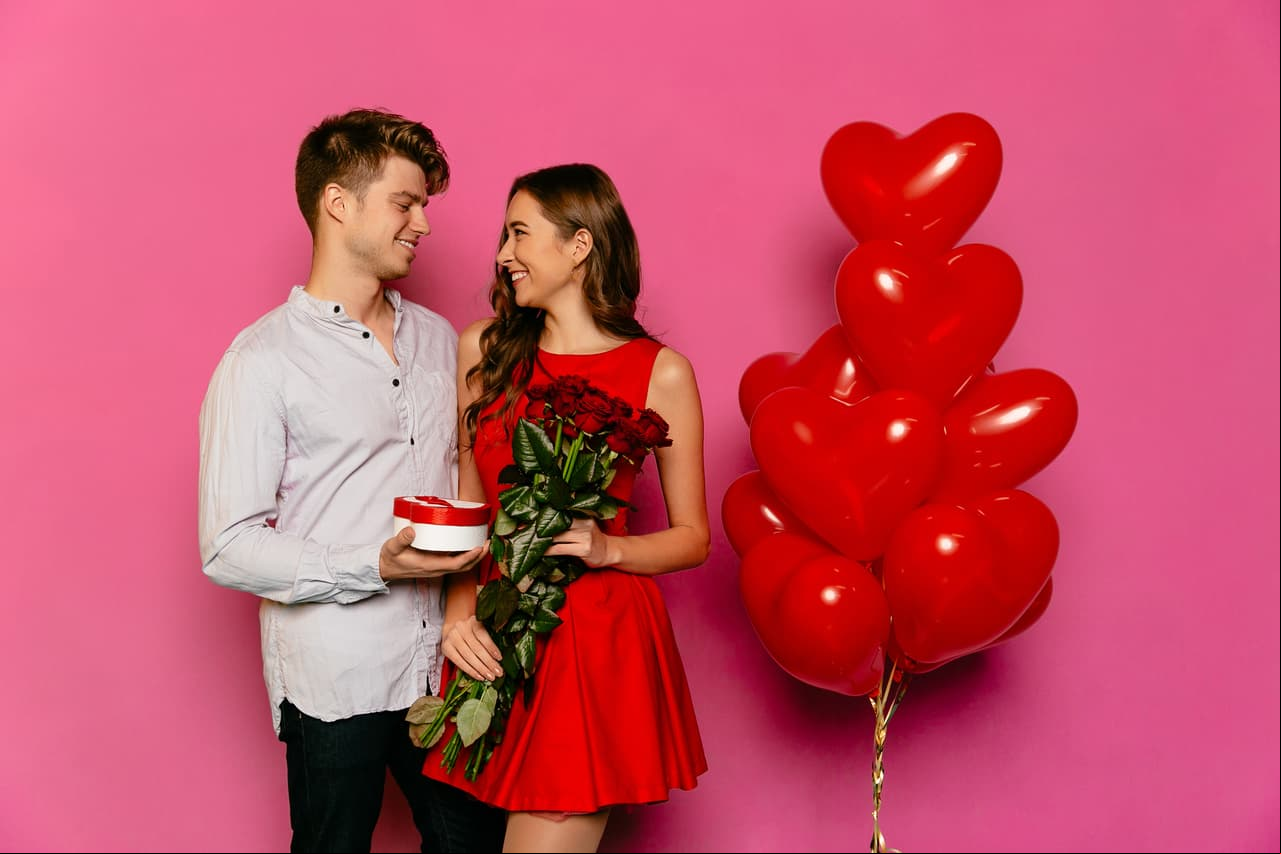 Cáncer. Un ramo de flores, una caja de chocolates, una joya, un reloj, un perfume, los clásicos son infalibles. Por supuesto deben predominar el color rojo y rosa y los corazones.