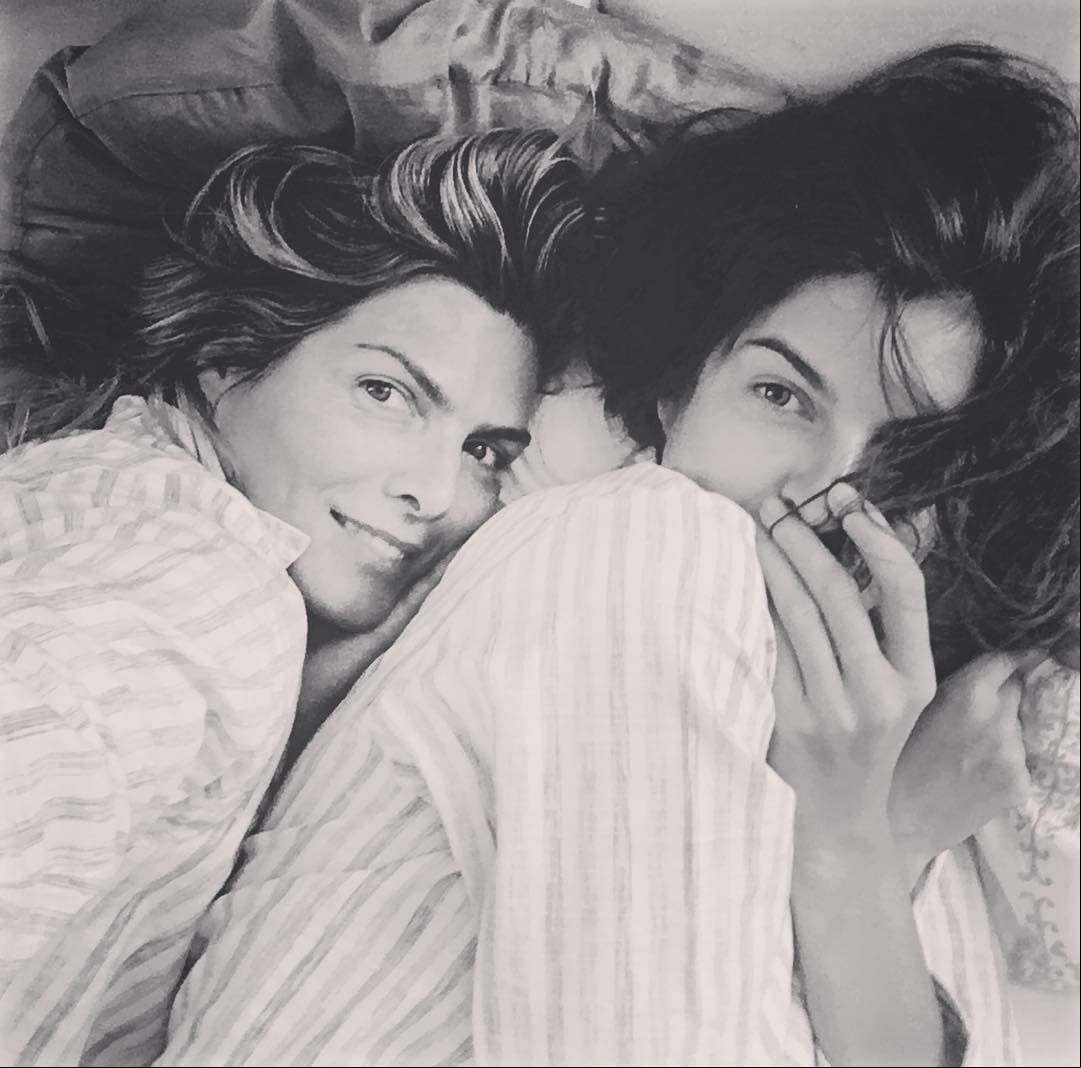 Mientras que Montserrat publicó un par de imágenes junto a su novia con el mensaje: “¡Ya cuatro años! El tiempo vuela… #FelizAniversario y todavía te elegiría de nuevo”.