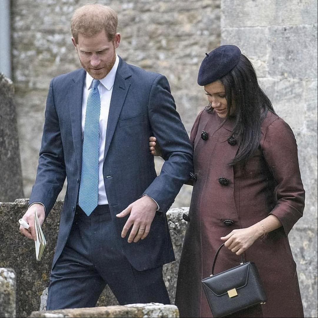 El 16 de marzo, Markle hizo un espacio entre sus últimos compromisos reales y, de acuerdo con Elle, lució un abrigo Dior Haute Couture.