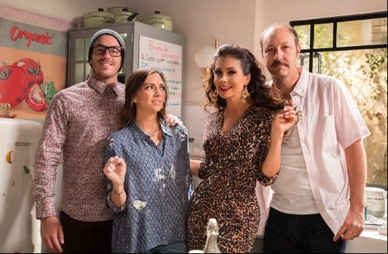 Renta Congelada es una serie de comedia que lleva tres temporadas en Blim, está basada en dos parejas de recién casados tendrán que convivir en un mismo espacio, después de haber sido víctimas de un fraude al buscar un lugar para vivir.