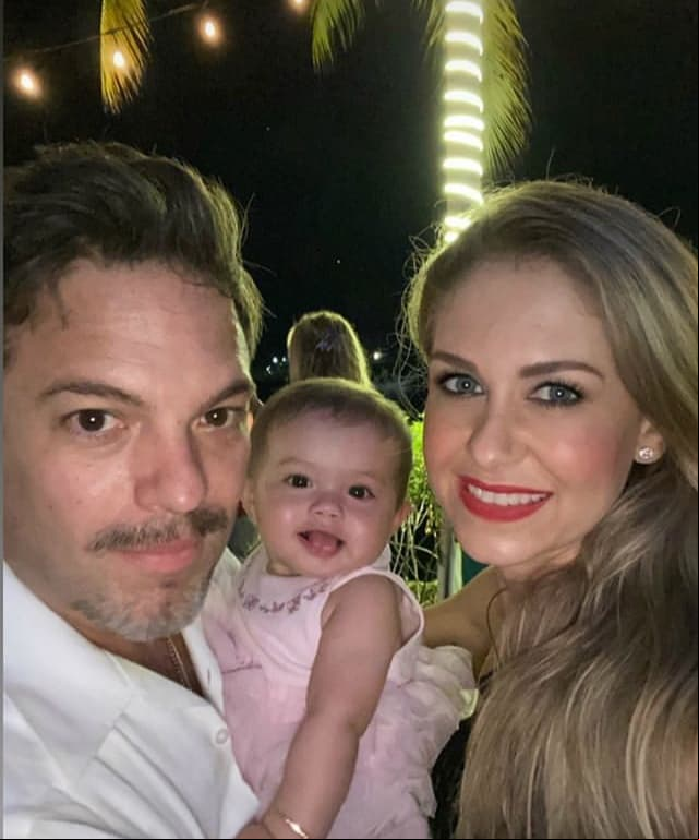 Ingrid Martz, la actriz de 'Qué pobres tan ricos', ha compartido una serie de fotografías de sus vacaciones en la playa, donde pasó los últimos días de diciembre para celebrar el inicio del nuevo año junto a su esposo Rodrigo Luque y su bebita Martina.