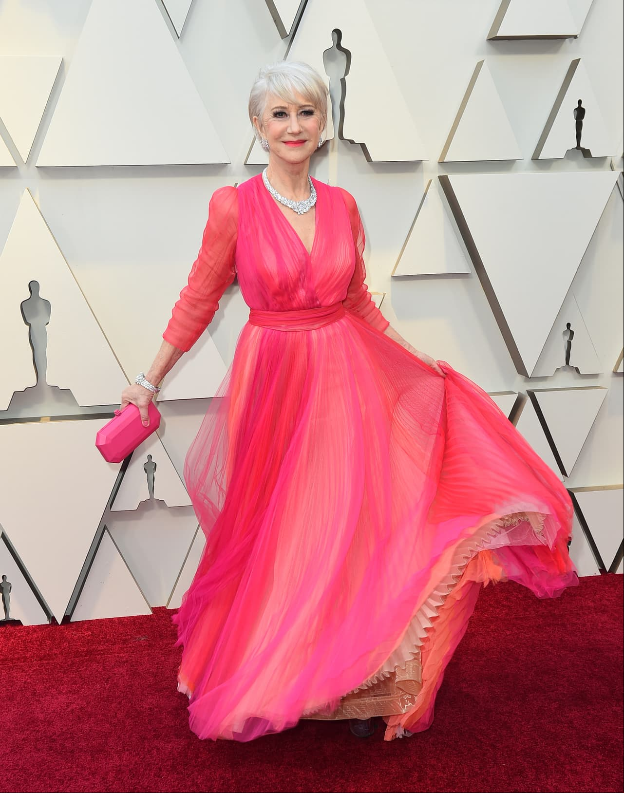 Helen Mirren fusionó tres colores en su vaporoso vestido.