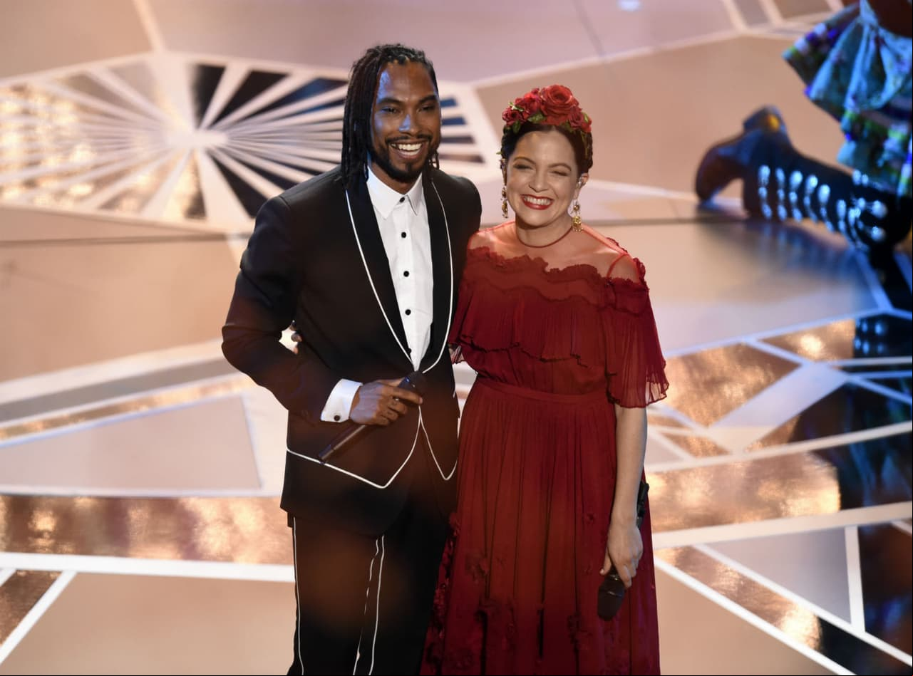 Miguel y Natalia Lafourcade cantaron " Me" de "Coco" en los Óscar