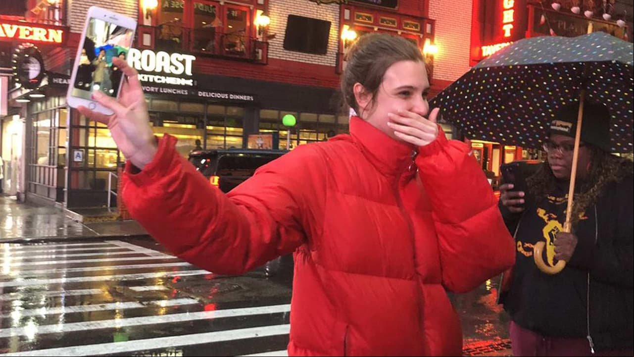 Macarena Achaga recibe sorpresa de sus fans en Nueva York