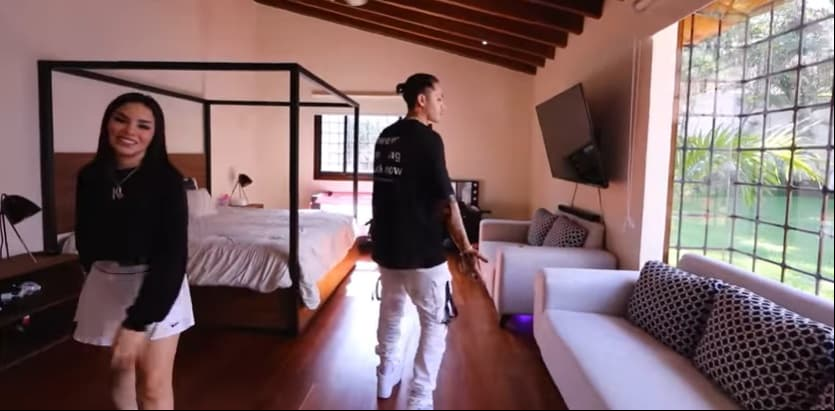La pareja presumió su recamara, la cual tiene una pequeña sala con vista a la piscina, una pantalla grande, su cama matrimonial. En el video compartieron que Kima siempre duerme con ellos y que no le gusta estar en la cina que se encuentra al lado de su cama.