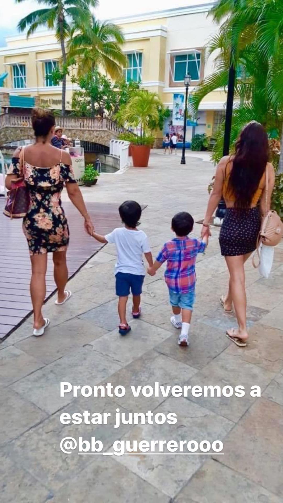 La orgullosa mamá ha hecho referencia al éxito que Sofía está ganando en la famosa red social, en la que también ha compartido fotografías junto a sus hijos, en las que, como ya es costumbre, prefiere mantener en el anonimato sus rostros.
