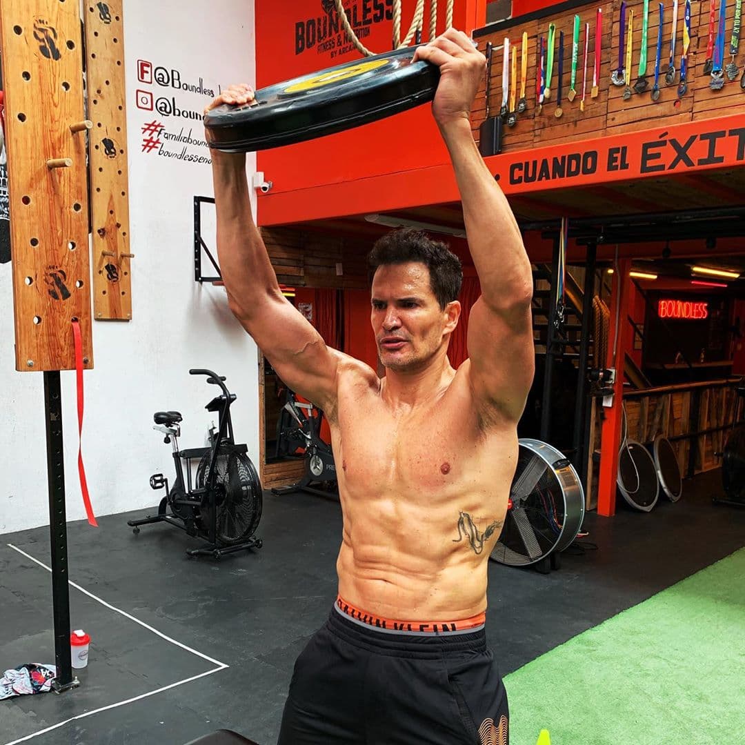 Julio Camejo es un actor que tiene un cuerpo atlético y a través de sus redes sociales ha compartido cómo logra inspirarse para hacer ejercicio, confesando que la clave es la motivación y la disciplina. A continuación, te compartimos 10 ocasiones en las que muestra cómo mantiene su físico.
