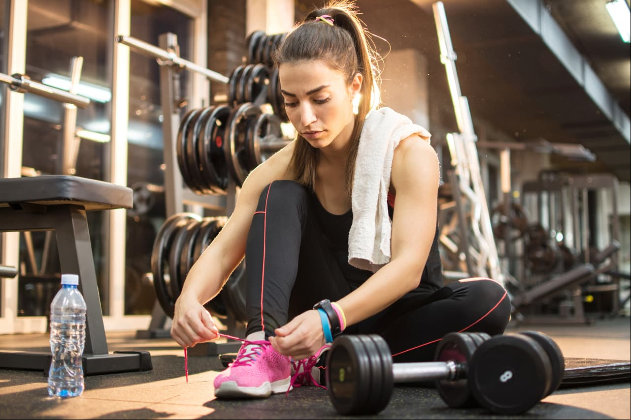 Cinco cosas que no debes llevar al gimnasio
