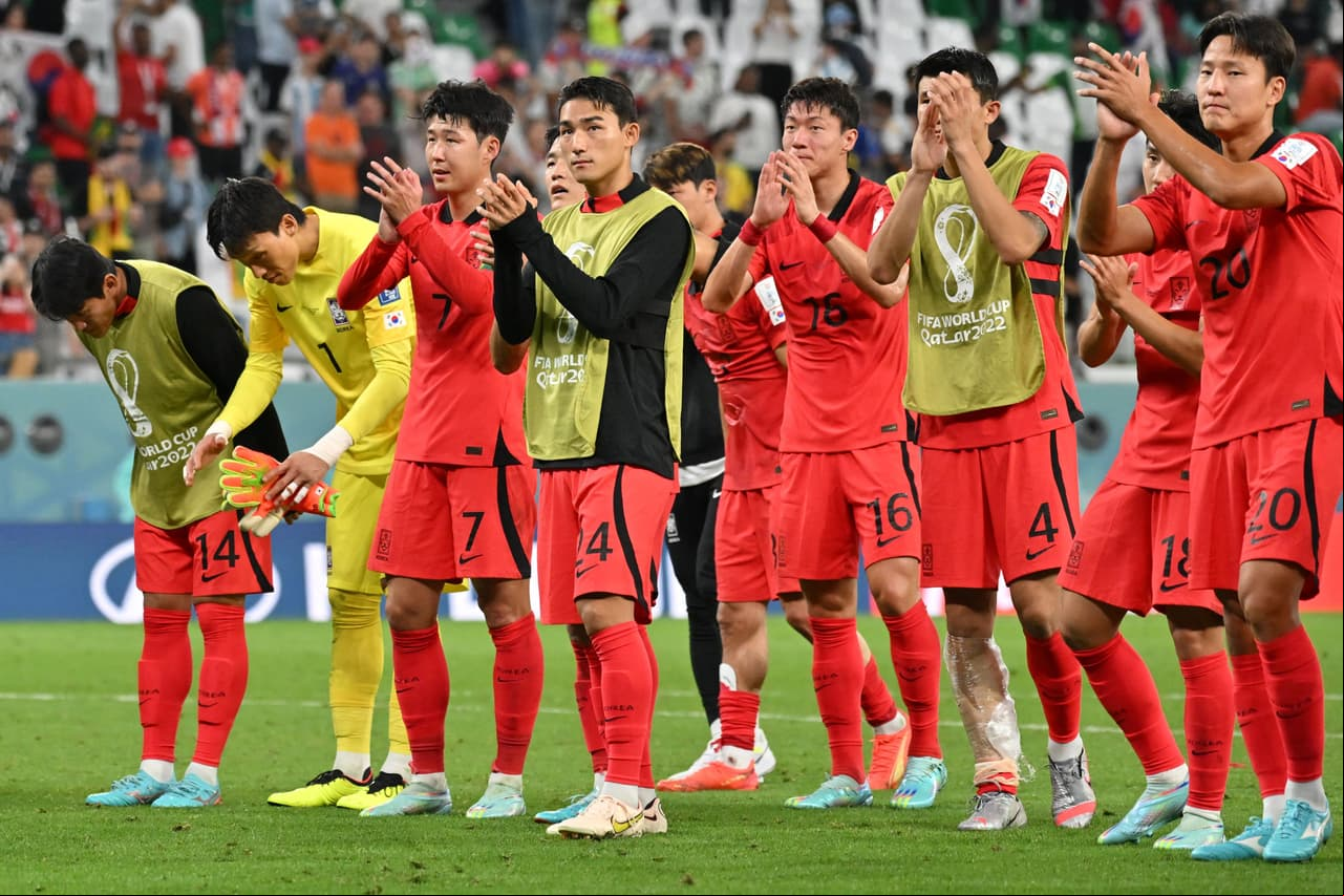 Los jugadores de Corea del Sur fueron a la grada donde estaban sus aficionados a ofrecer disculpas tras la derrota ante Ghana