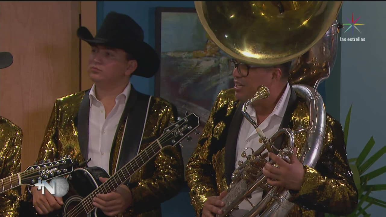 Sketch: Serenata con Los Plebes del rancho
