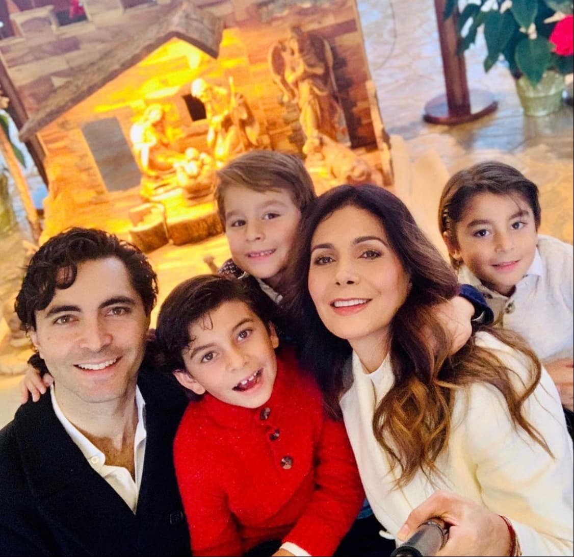 Luego de un publicitado romance, Paty Manterola se casó con el empresario estadounidense Forrest Kolb, quien es 10 años menor que ella, un 12 de diciembre de 2010. Poco más de un año después recibieron a Lucca, en febrero de 2012, y en julio de 2013 a los gemelos Mateo y Alesso. La cantante y actriz de 48 años ha formado una familia estable junto a Kolb en Estados Unidos, lugar donde residen.