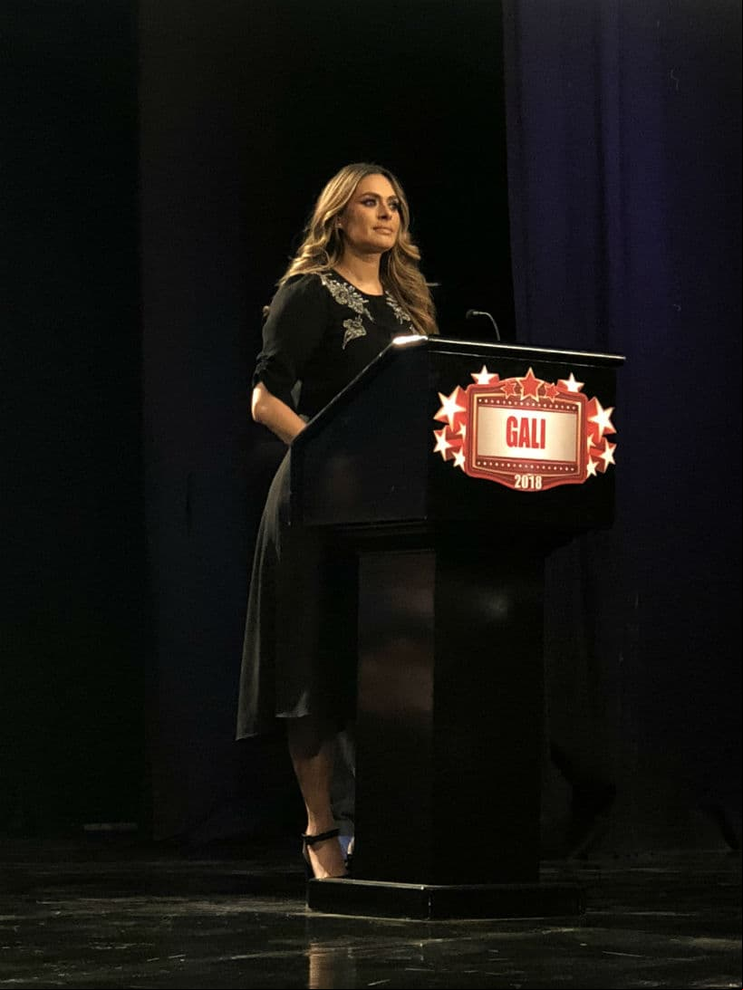 Galilea Montijo, la conductora de Pequeños Gigantes, no podía faltar en las grabaciones y llegó con toda la actitud a la locación.