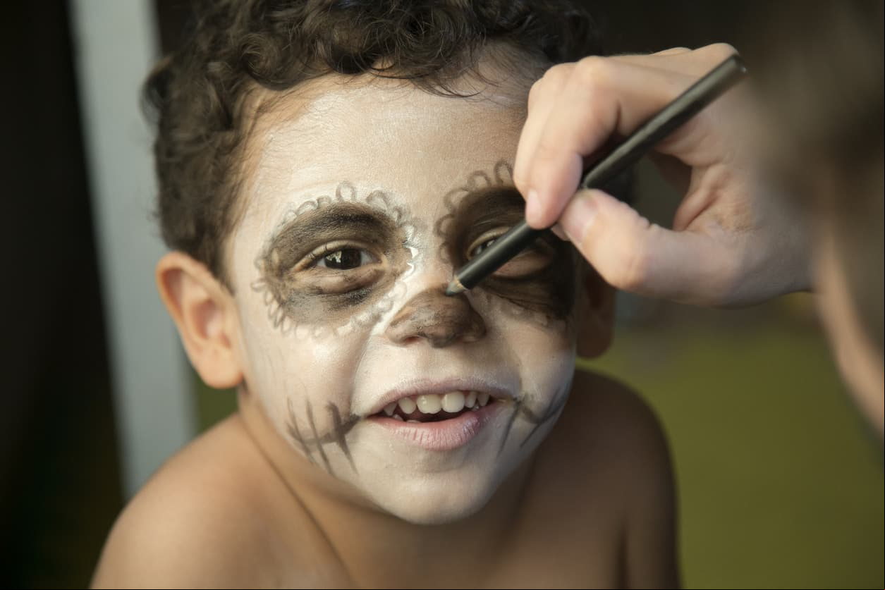 Niño pintándose para el Día de Muertos