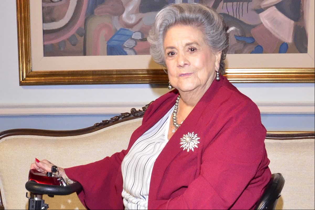 La primera actriz Queta Lavat regresa a la televisión como "Juana", la mamá de “Carlos”.