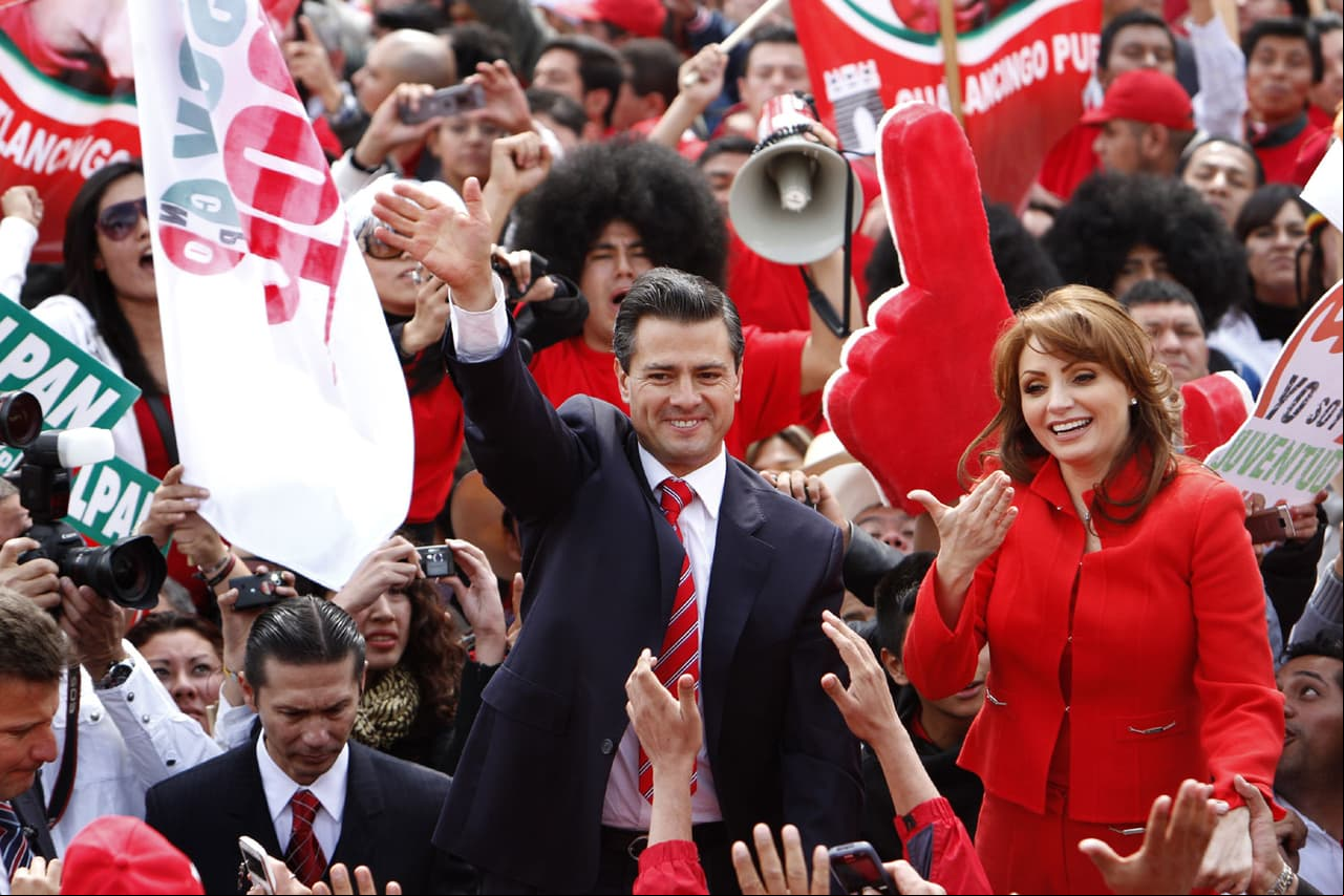 Angélica y Enrique se conocieron en 2008 cuando él era gobernador del Estado de México y ella era la imagen de una campaña que lanzó en su momento.