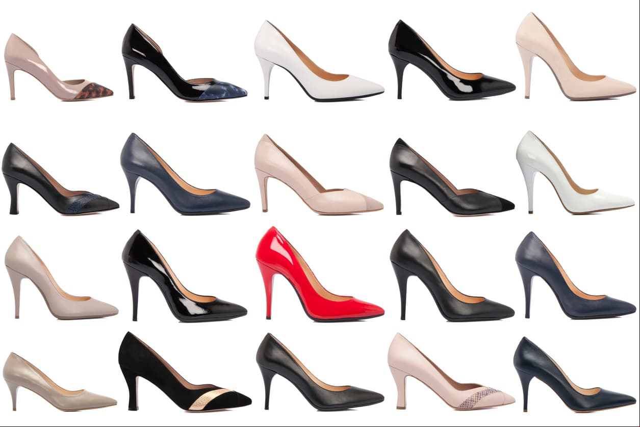 Zapatos negros o beige con tacón. Ambos son básicos y colores universales, lo que hacen que combinen con la mayoría de las prendas. Además, alargan las piernas.