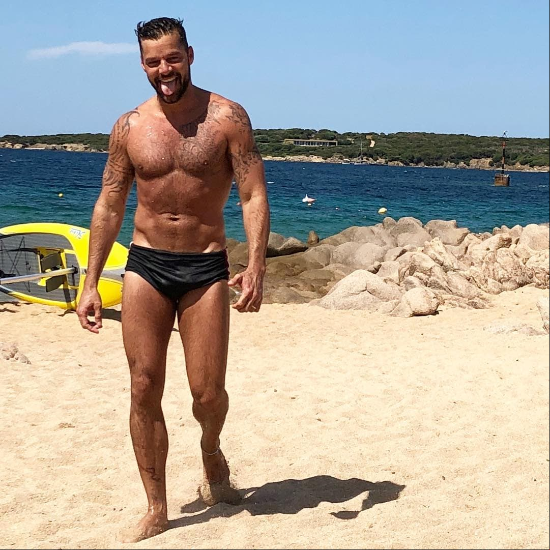 Ricky Martin. Desde hace años, el cantante practica Kriya Yoga, la cual le permite relajarse, eliminar el estrés y mejorar su respiración.