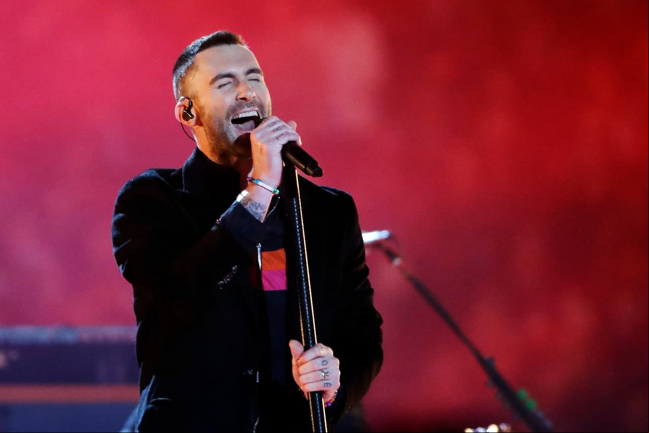 Maroon 5 hace vibrar con sus éxitos al público del Super Bowl