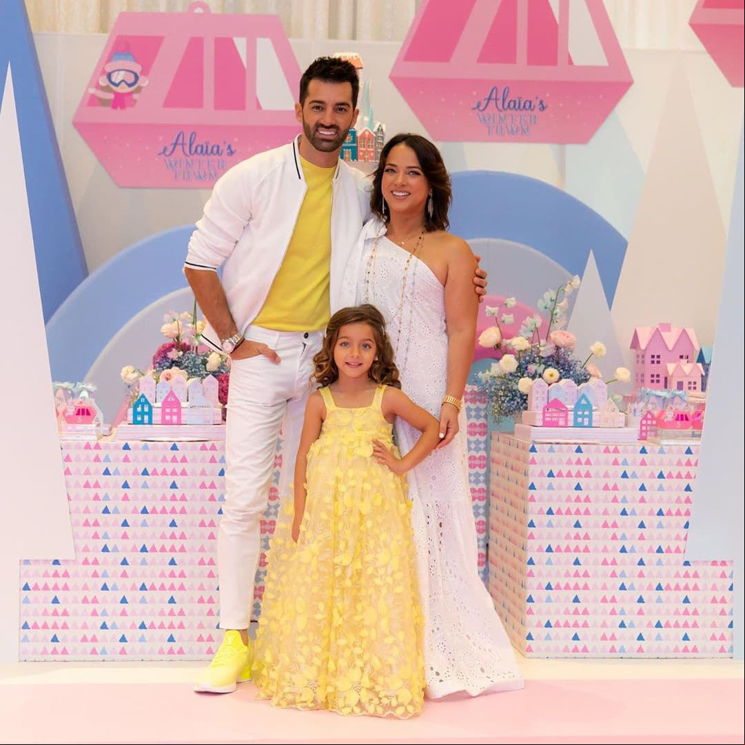 La historia de amor de Adamari López y Toni Costa comenzó en 2011, cuando se conocieron al participar en el reality show ‘Mira Quién Baila’. Aunque al principio lo negaron, con el tiempo hicieron público su romance y en 2015 se convirtieron en padres con la llegada de su hija Alaïa.
