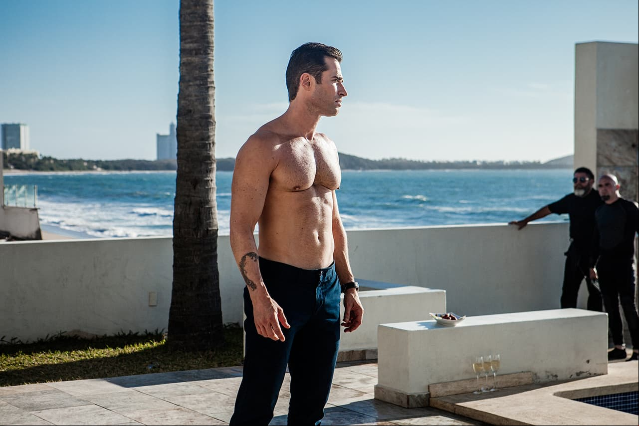Sebastián presumió el cuerpazo que posee en algunos capítulos de la serie , que con los años luce más marcado y sensual.
<br>
<br>
<i>'El Dragón', gran estreno 4 de mayo a las 9:30 pm. con Las Estrellas.</i>