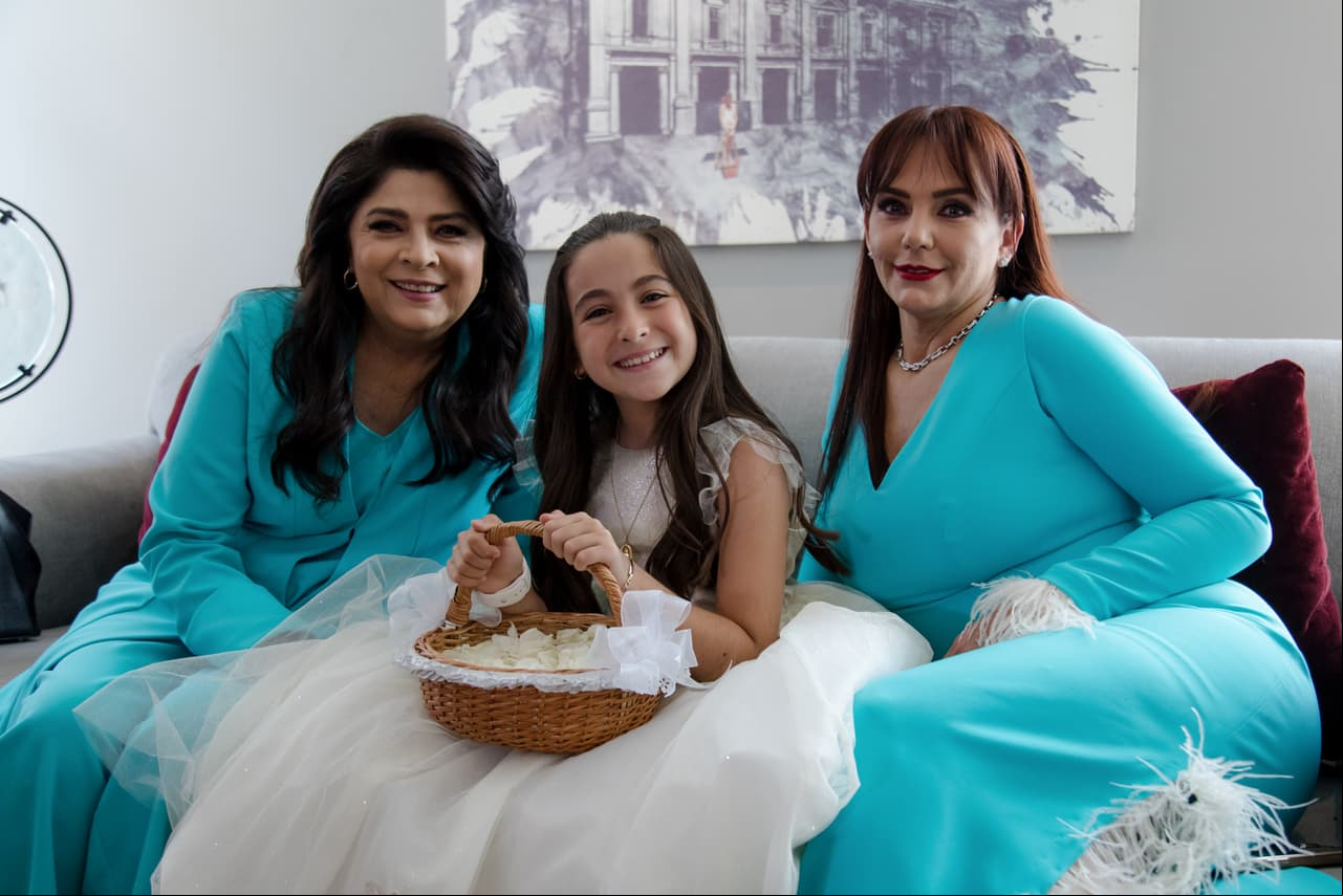 Victoria Ruffo, Lara Campos y Amairani posaron para Las Estrellas durante un descanso de grabaciones. Esta escena corresponde a la boda de 'Mercedes', cuando 'Petita' fungió como pajecita.