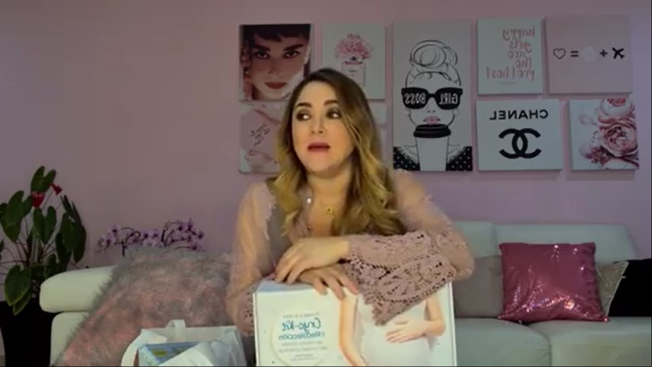 La sala fue modificada, ahora tiene más cuadros de personalidades que ira y la pintó de un tono rosa, el color favorito de la actriz.