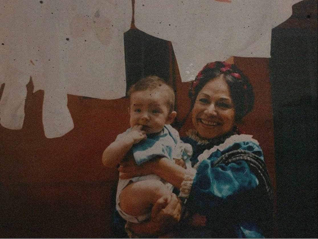 Sobre sus nietos no se conoce mucha información. No obstante, en diciembre de 2019, Iván Lipkies Jr., su nieto y quien es una personalidad en YouTube y TikTok, compartió una imagen junto a su famosa abuela.