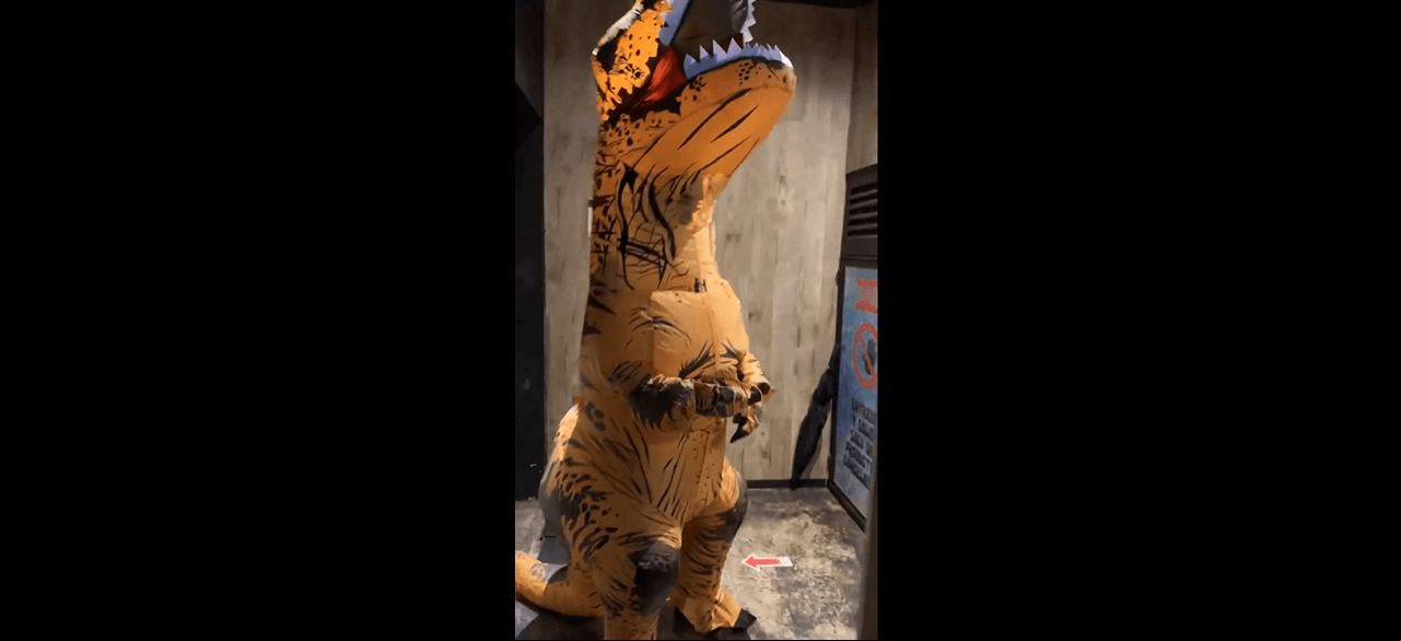 Marcus Ornellas se disfrazó de dinosaurio, sorprendiendo a su hijo Diego, quien no podía creerlo e incluso le pidió probarse el disfraz.
