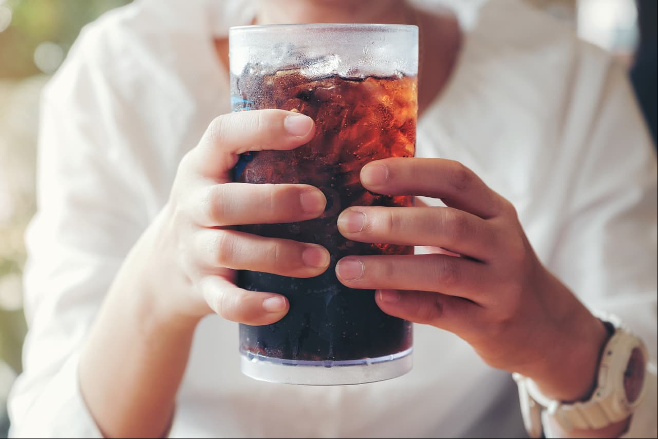 Refrescos. Al estar hechos de azúcares y carbohidratos, este tipo de bebidas causa calvicie. Además, deshidratan al cuerpo.