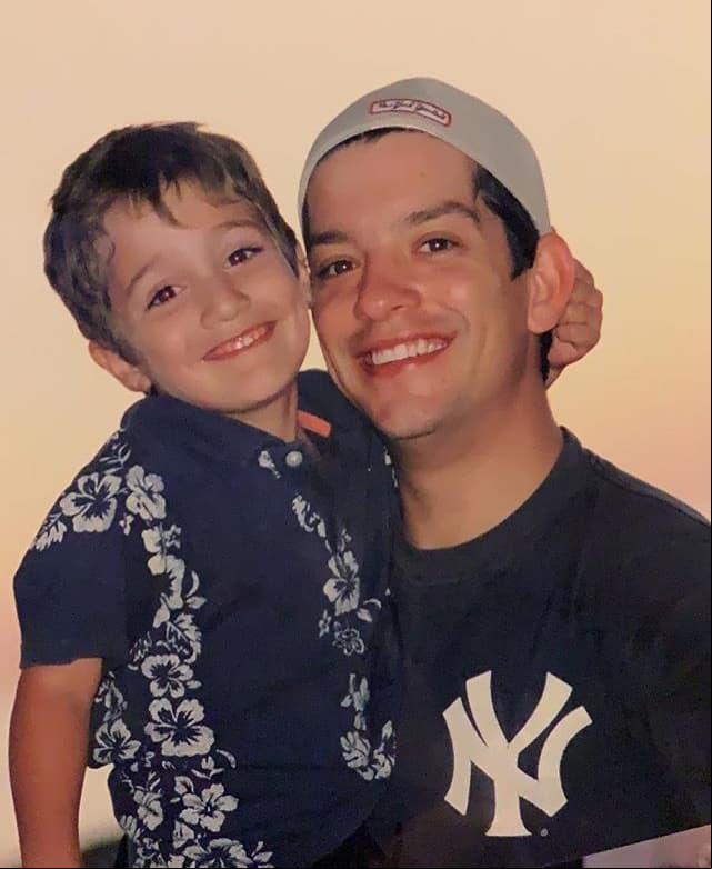 Tristan Othón Fierro nació el 12 de abril de 1998 en la ciudad de Tijuana, Baja California, y es fruto de la relación entre Yahir y Jaqueline Fierro.
