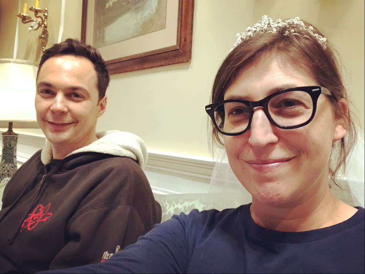 Jim Parsons y Mayim Bialik durante las grabaciones de 'The Big Bang Theory'